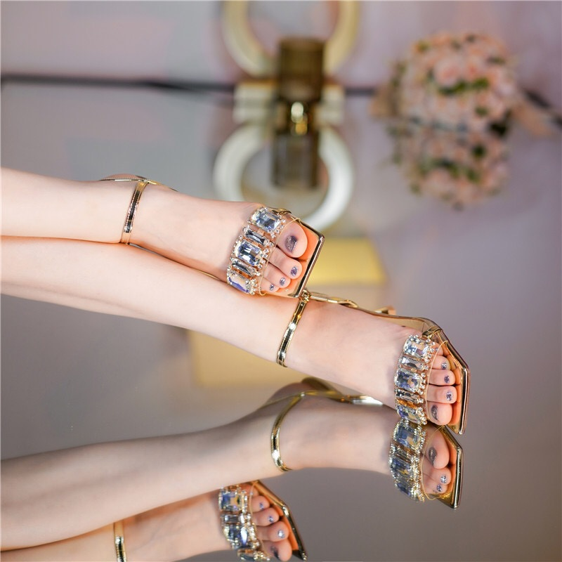 Csillogó sarkú cipő - gyémántokkal a fényűző érintésért